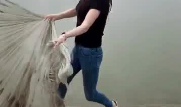 小姐姐捕鱼撒网,小姐姐展现渔猎风采