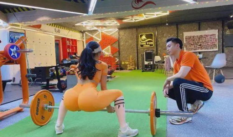 狂暴健身小姐姐,塑造完美身材的健身达人之路